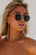 Load image into Gallery viewer, Round Fleck Sunglasses (Black/Gold)

